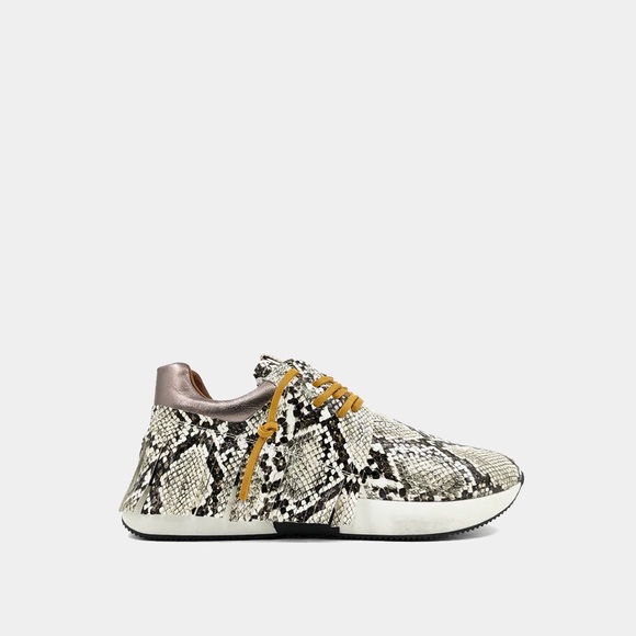 BRAND NEW!! Women’s ShuShop Pepa Brown Snake Fringe Sneaker Size 8.5M